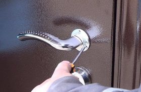 Замена дверной ручки металлической двери в Балашихе